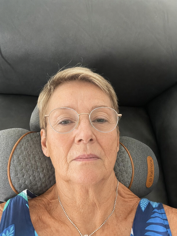 Customer using the CervaRest in her car seat