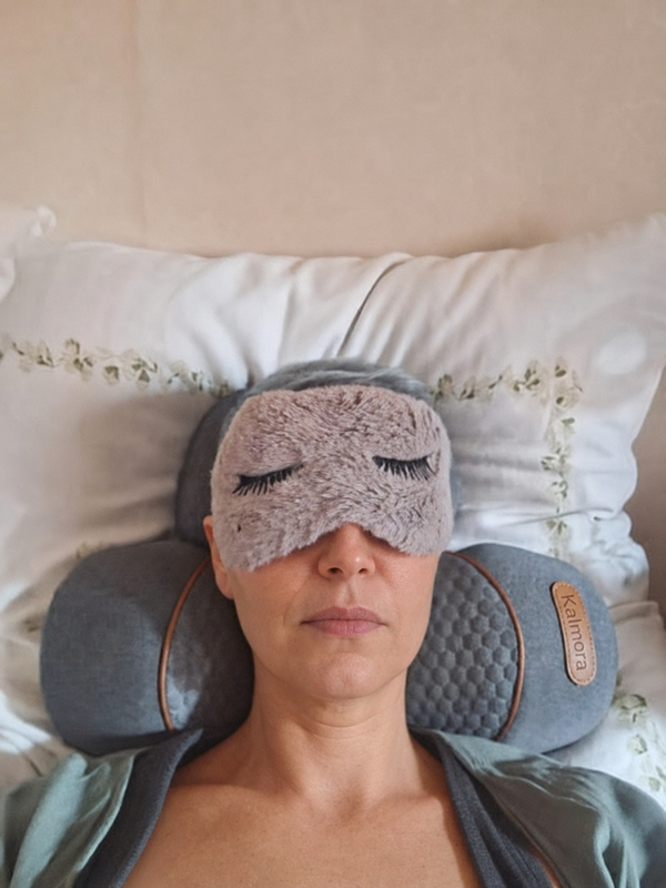 Customer using the CervaRest in bed before sleep
